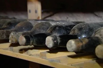 Hrad Bečov vydal další poklad - stříbrné mince a stoleté šampaňské