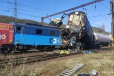 Srážka vlaků na Teplicku způsobila škodu za padesát milionů. Plyn z cisteren se bude přečerpávat několik hodin