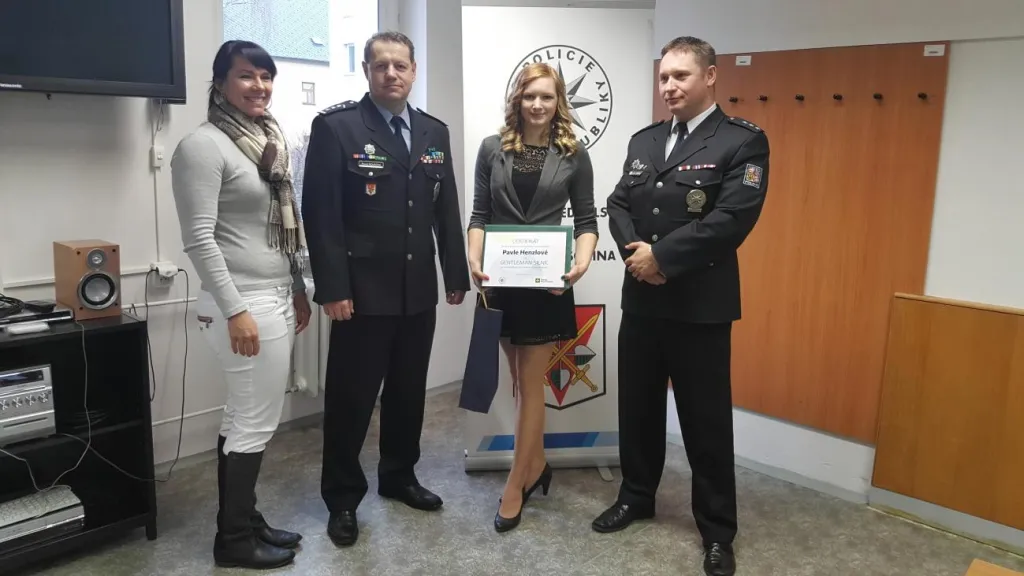 Dívka zachránila spolužáka, jemuž za volantem selhalo srdce. Teď dostala cenu