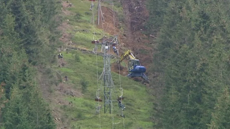 Lanovka na Růžovou horu se staví již za provozu staré dráhy.
