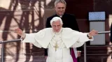 Benedikt XVI. žehná lidem