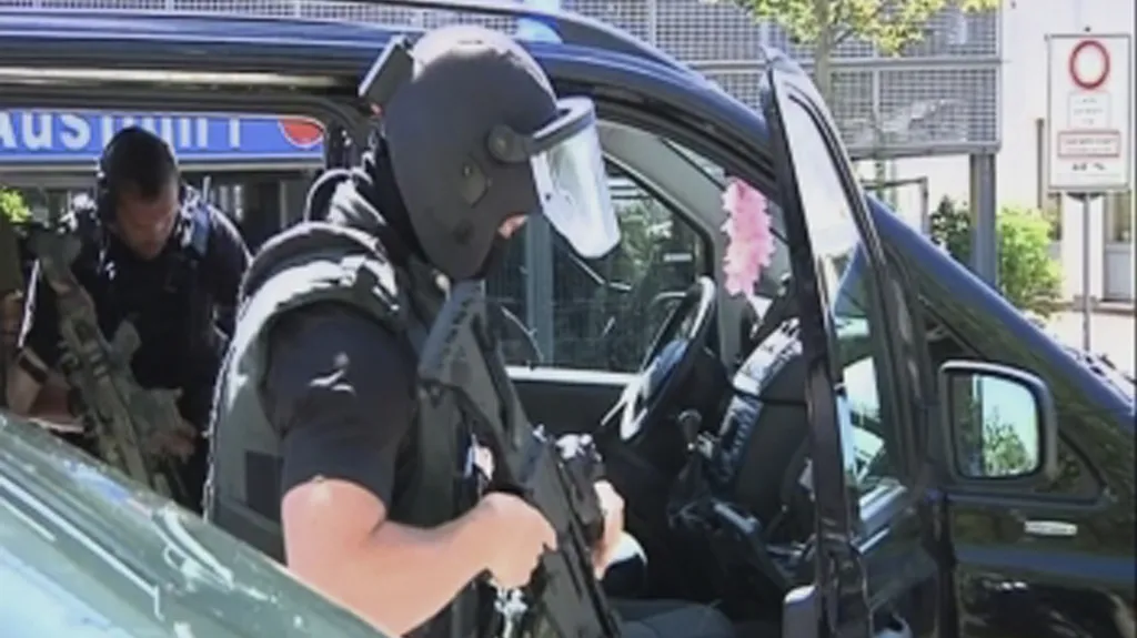 Policie při zásahu v německém Viernheimu