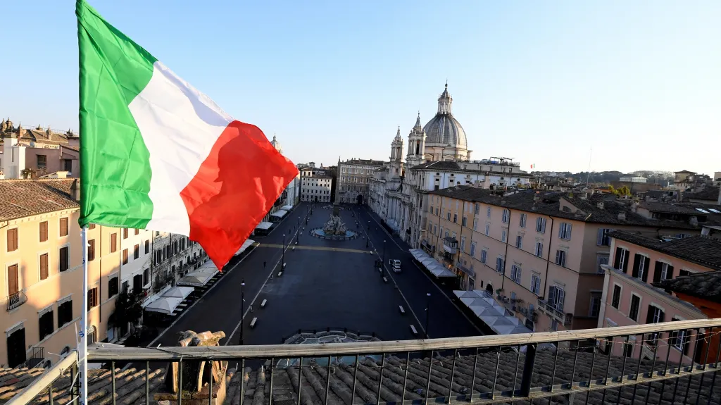 Italská vlajka nad římským náměstím Piazza Navona