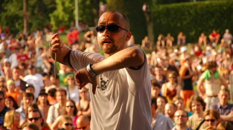 Šimon Ornest: Už Rudolf Jedlička říkal, že zakládá Jedličkárnu proto, aby z pasivních příjemců sociální pomoci udělal daňové poplatníky. Skvěle to podle mě vystihuje moderní pojetí sociální služby, takže se podle toho řídíme doslova: žádní chudáčci, žádné výhody, žádná pohodlná náruč sociální sítě. Nabízíme možnost být aktivní a něco se naučit.