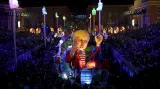 Loď s obří postavou amerického prezidenta Donalda Trumpa v karnevalovém průvodu na 133. festivalu ve francouzském Nice. Událost byla první větší veřejnou akcí od dob teroristického útoku v ulicích města během oslav Dne dobytí Bastilly v červenci 2016.
