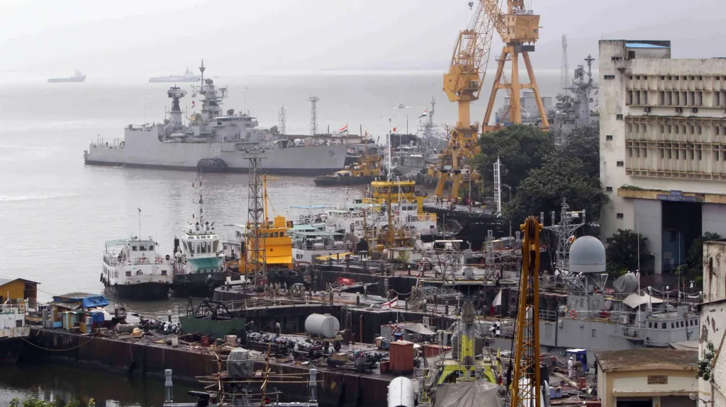 V přístavu v Bombaji explodovala ponorka