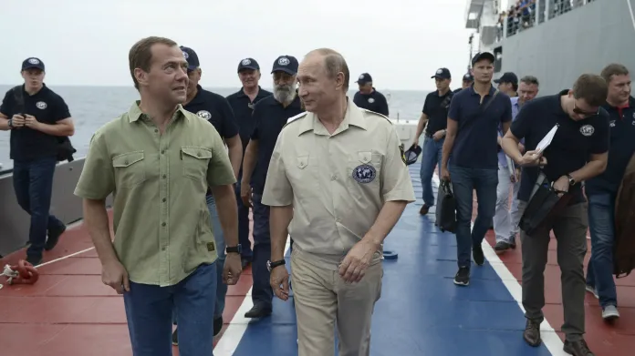 Vladimira Putina doprovodil Dmitrij Medveděv