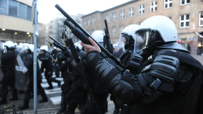 Policie zasahuje proti výtržníkům v centru Varšavy