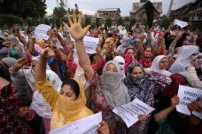 Indie začala uvolňovat omezení v Kašmíru. Obnovuje telefonické spojení, v pondělí se otevřou školy