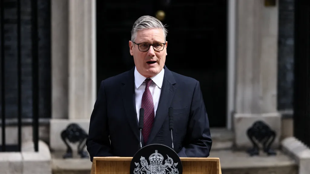Keir Starmer na tiskové konferenci v Downing Street 10, na které oznámil rezignaci