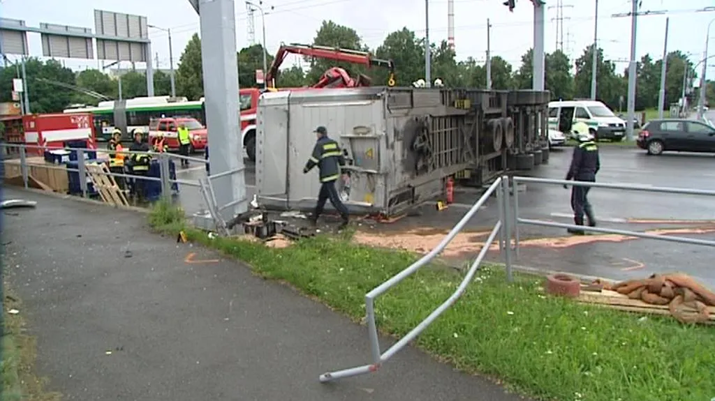 Převrácený kamion v Plzni