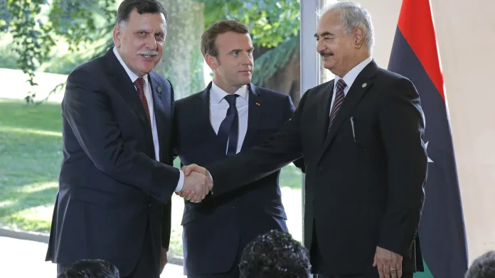 Šéf mezinárodně uznávané vlády Fáiz Sarrádž, francouzský prezident Emmanuel Macron a polní maršál Chalífa Haftar