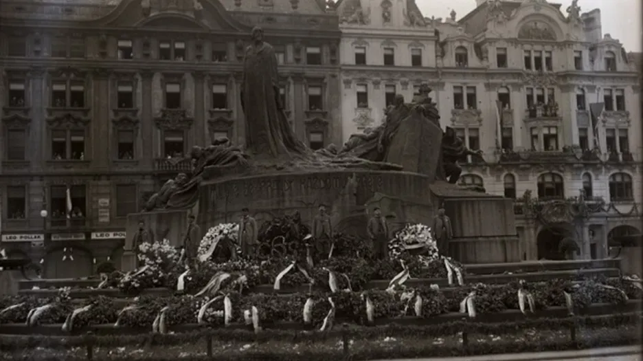 Husův pomník na Staroměstském náměstí během oslav (1925)