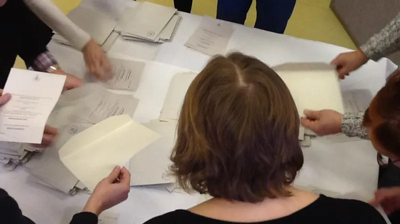 Sčítání výsledků na základní škole v Rašínově ulici v Brně