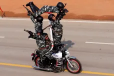 Armáda na velbloudech a policejní akrobati na motorkách. Indie velkolepě slaví Den republiky