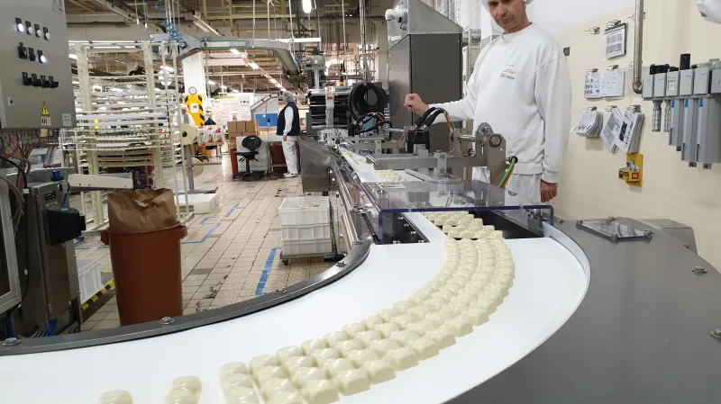 Výroba čokoládových tyčinek v ZORA Olomouc