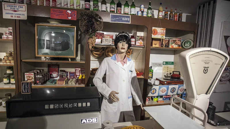 Instalace dobového lahůdkářství v duchu seriálu Žena za pultem