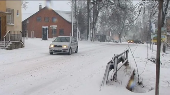 Sníh potrápil řidiče hlavně na Karlovarsku