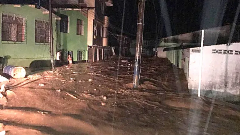 Snímek jedné z ulic Mocoy zavalené bahnem