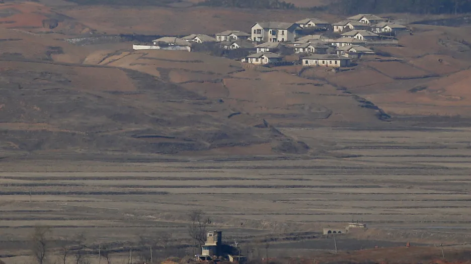 Severokorejské hlídkové stanoviště (dole) poblíž hranice s Jižní Koreou