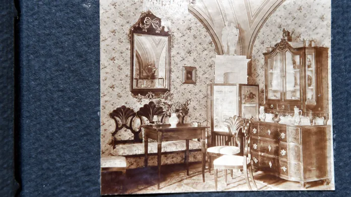 Zámecký pohostinský salon zachycuje fotografie z roku 1912