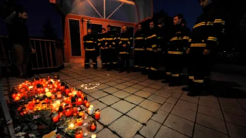Lidé u školy ve Žďáru zapalují svíčky
