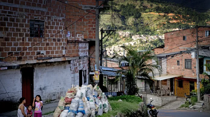 Escobar v Medellínu postavil stovky domů pro chudé