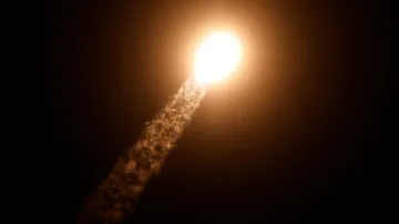 Raketa Falcon 9 společnosti SpaceX vynesla čtyři astronauty na oběžnou dráhu
