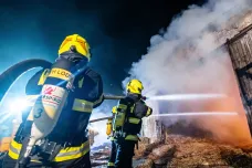 Likvidace požáru haly u Nového Bydžova pokračuje, část objektu se začala bortit