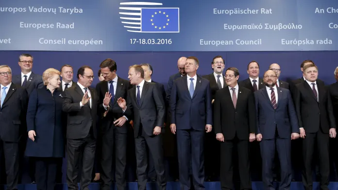 Skupinová fotka účastníků summitu EU