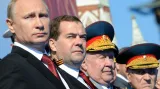 Putin a Medvěděv na vojenské přehlídce v Moskvě