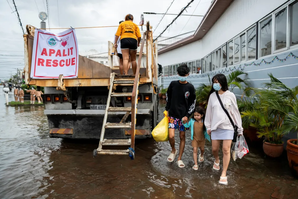 Supertajfun Fung-wong udeřil na Filipíny