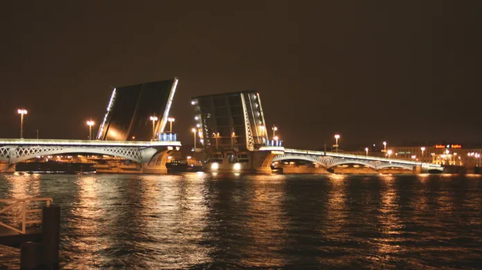 Otevřené mosty na Něvě