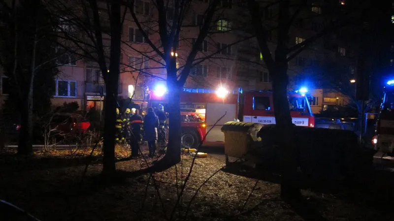 Požár panelového domu v Plzni v Macháčkově ulici