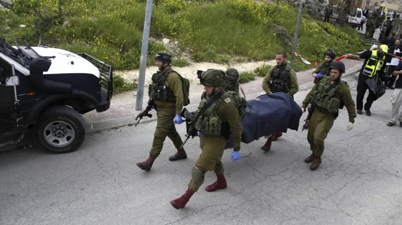 Izraelský voják zastřelil už zneškodněného teroristu