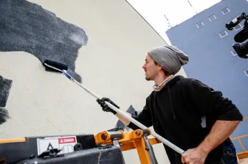 Na zdech domů brněnského Bronxu vznikají velkoplošné malby projektu Městské galerie