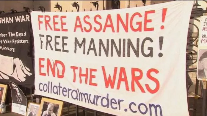 Soud se přiklonil k vydání Assange