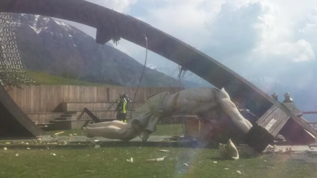 Kříž připomínal návštěvu papeže