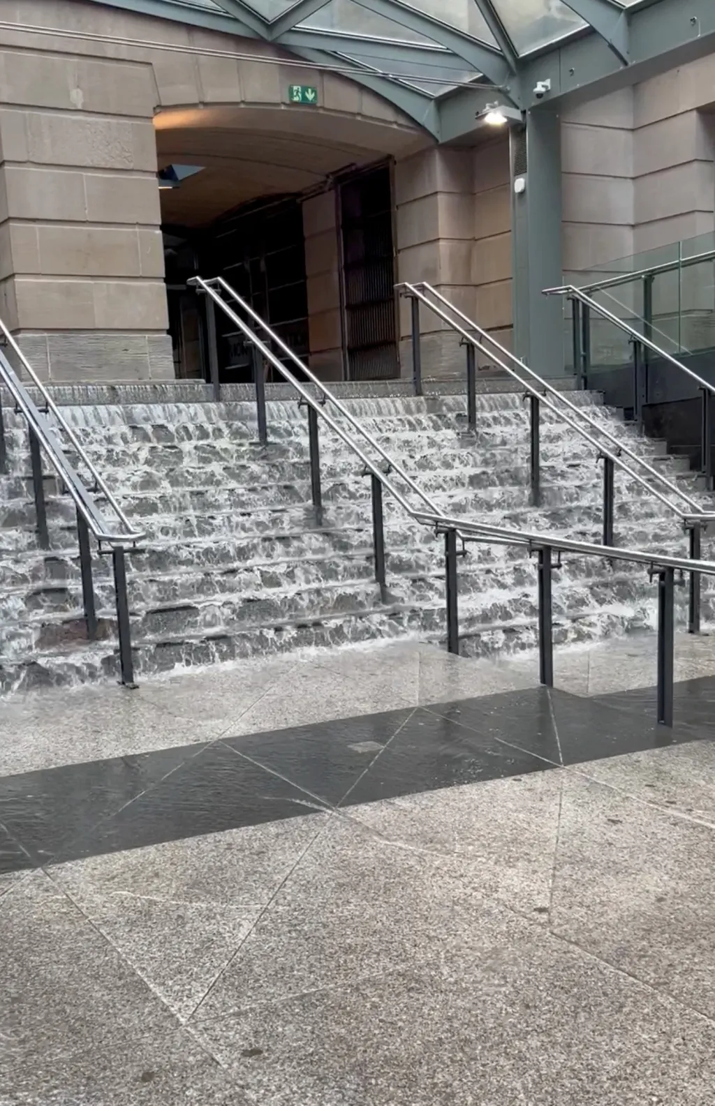 Záplavy na nádraží Union Station po přívalových deštích v kanadském Torontu