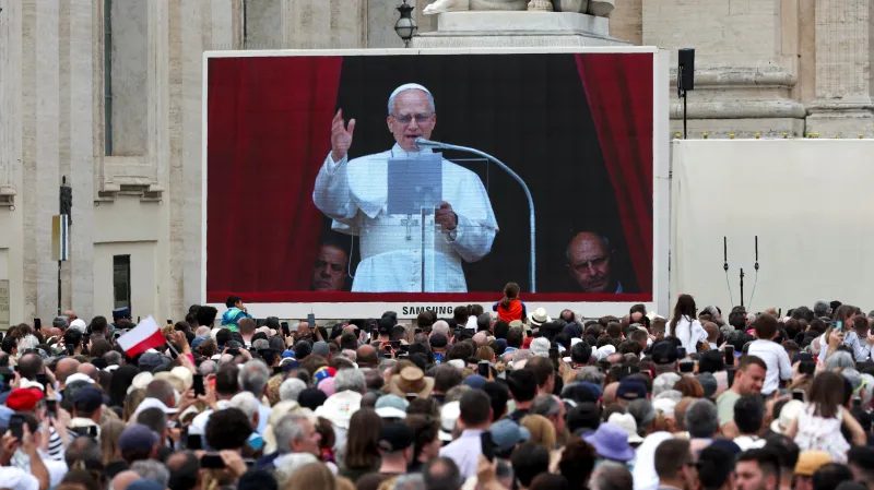 Zaplněné Svatopetrské náměstí při proslovu papeže Lva XIV.