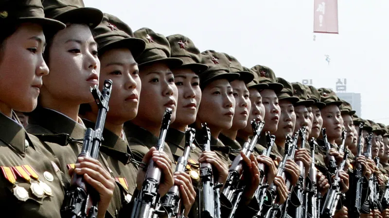 Vojenská přehlídka 65. výročí založení KLDR