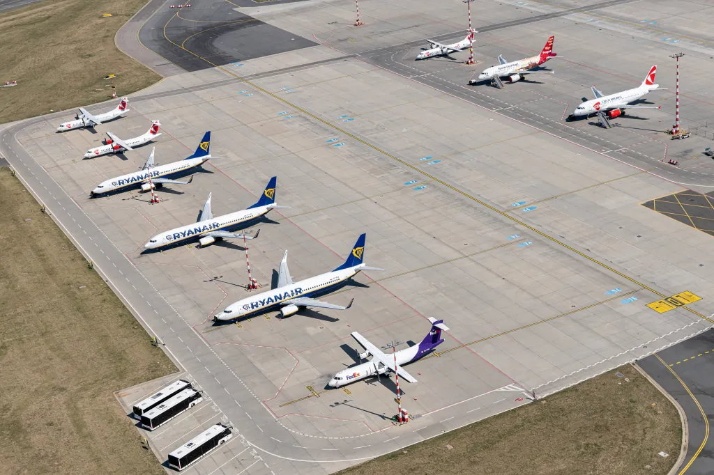 Zatímco nyní stojí za slabým leteckým provozem pandemie koronaviru, v roce 2010 „stála v pozadí“ islandská sopka Eyjafjallajökull. Mrak popela ochromil leteckou dopravu nad polovinou Evropy včetně Česka, které svůj vzdušný prostor uzavřelo 16. dubna 2010 ve 13 hodin. Provoz na pražském letišti byl částečně obnoven o tři dny později, další tři dny trvalo, než se vrátil k normálu.