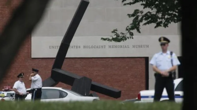 V muzeu holokaustu ve Washingtonu došlo ke střelbě. Dva strážci skončili v nemocnici. Zraněný je taky útočník, který na ně střílel.