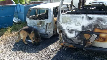 Zlínští policisté vyšetřují požár čtyř aut taxislužby