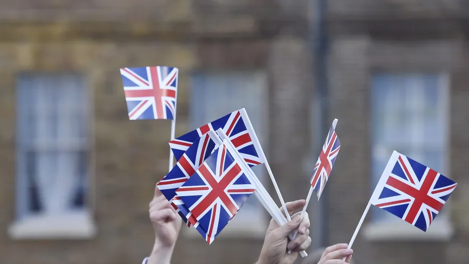 Stoupenci odchodu Spojeného království z EU mávají britskými vlajkami