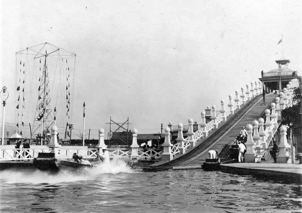 Obliba vodních parků s tobogány se rozmohla v 50. letech minulého století. Jeden z prvních parků, kam se lidé chodili bavit, byl park Wonderland Amusement ve městě  Indianapolis. Vznikl v roce 1906 a měl lodičkový tobogán zobrazený na fotografii