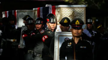 Rakve s pozůstatky zabitých thajských vojáků