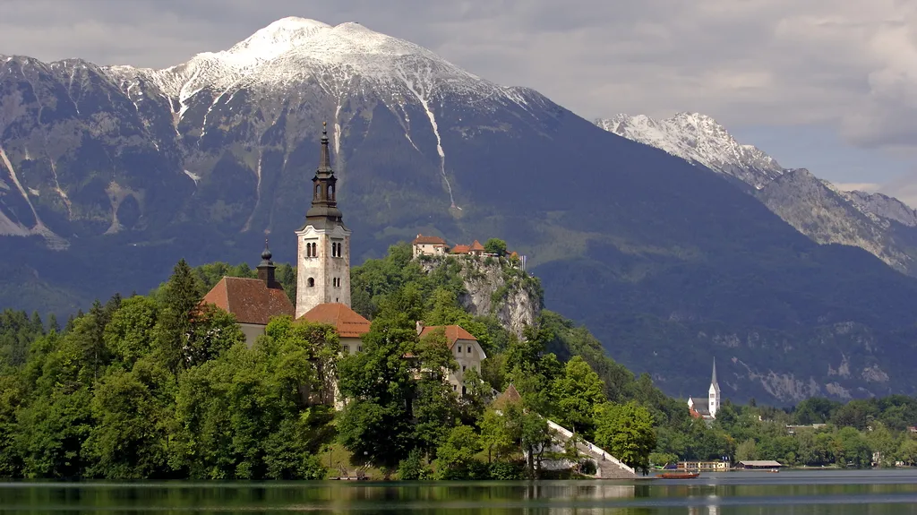 Jezero Bled ve Slovinsku patří k vyhledávaným turistickým destinacím
