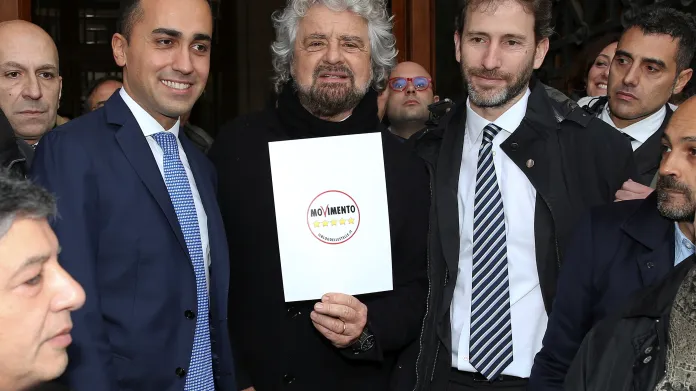 Předseda M5S Luigi Di Maio, zakladatel Beppe Grillo a Davide Casaleggio