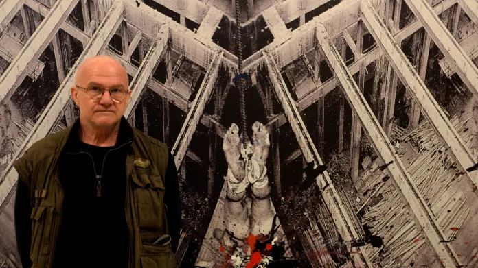 Jiří Sozanský před svou fotokoláží Viselec na výstavě 1984 – rok Orwella ve Veletržním paláci